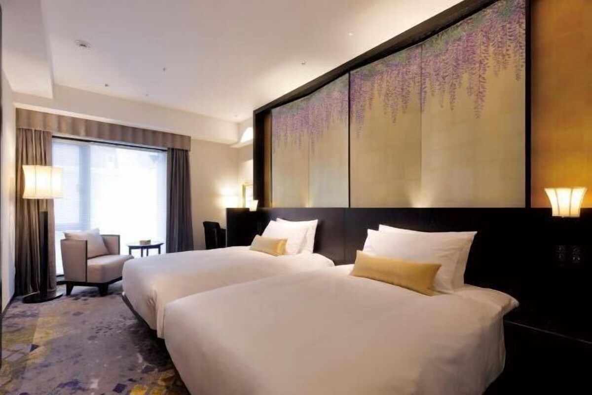 Down duvets, in-room safe, desk, blackout curtains