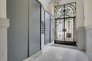 المنشأة من الداخل