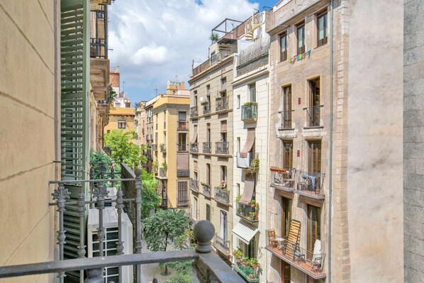 المنطقة المحيطة بالمنشأة