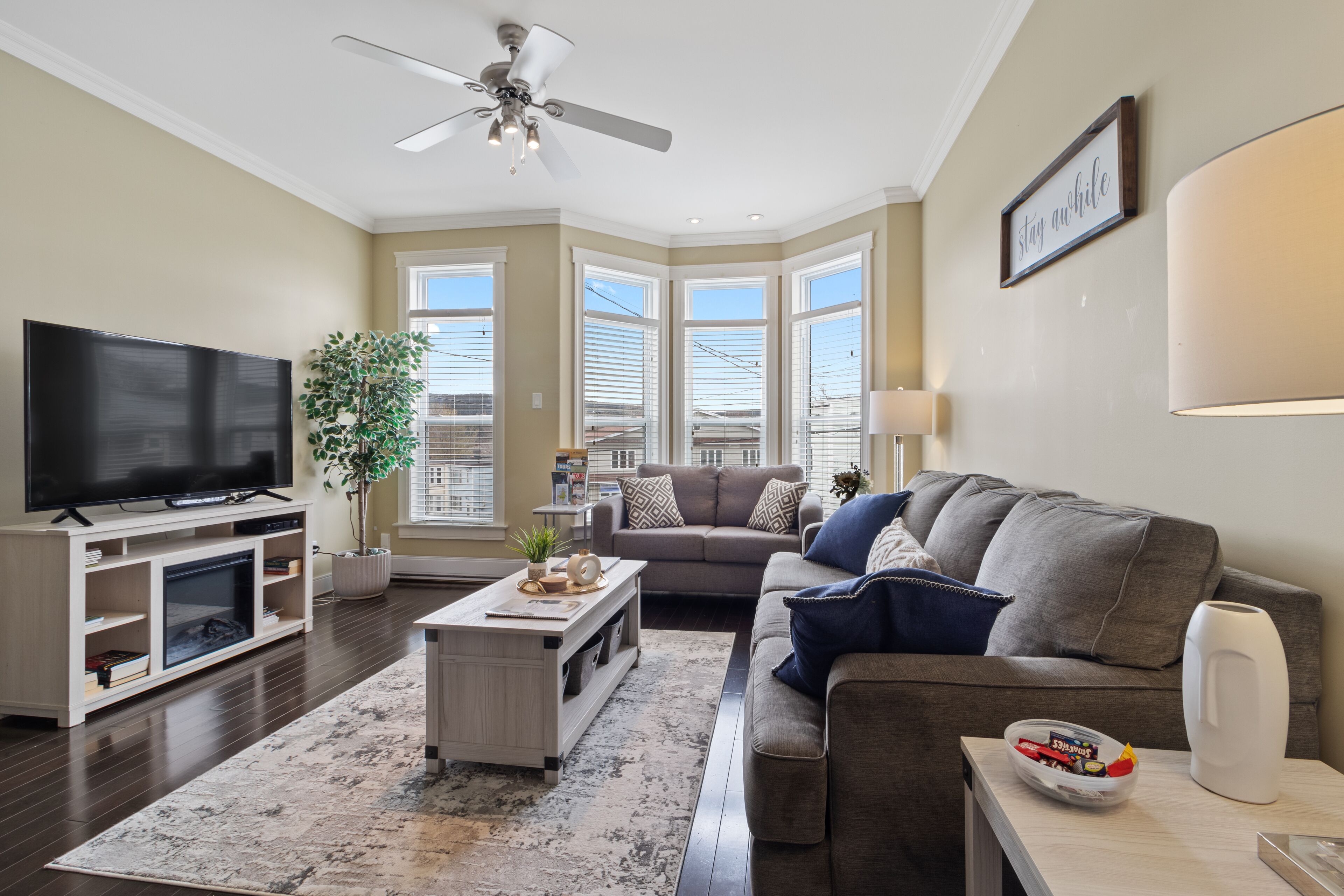 Classy Modern Home-Downtown St Johns with Garage