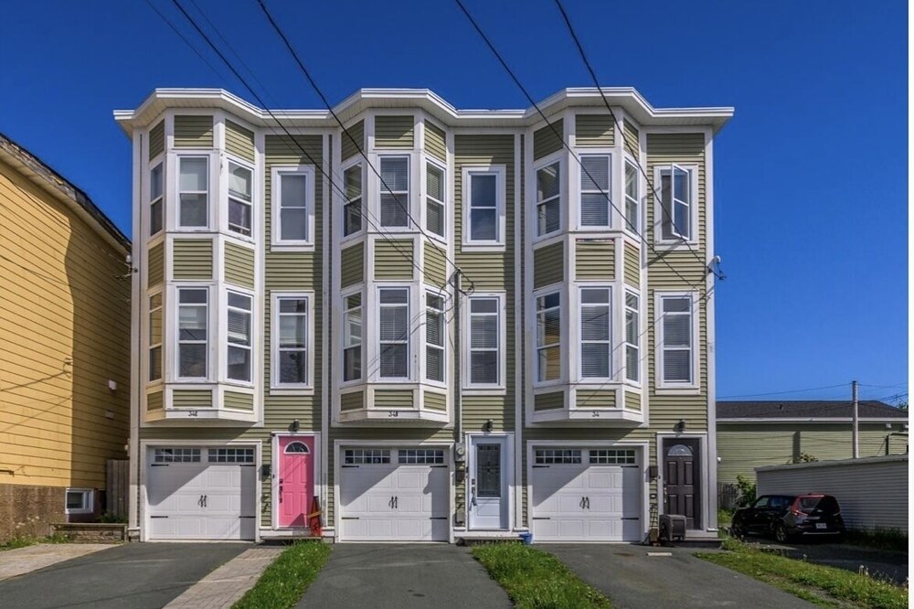 Classy Modern Home-Downtown St Johns with Garage
