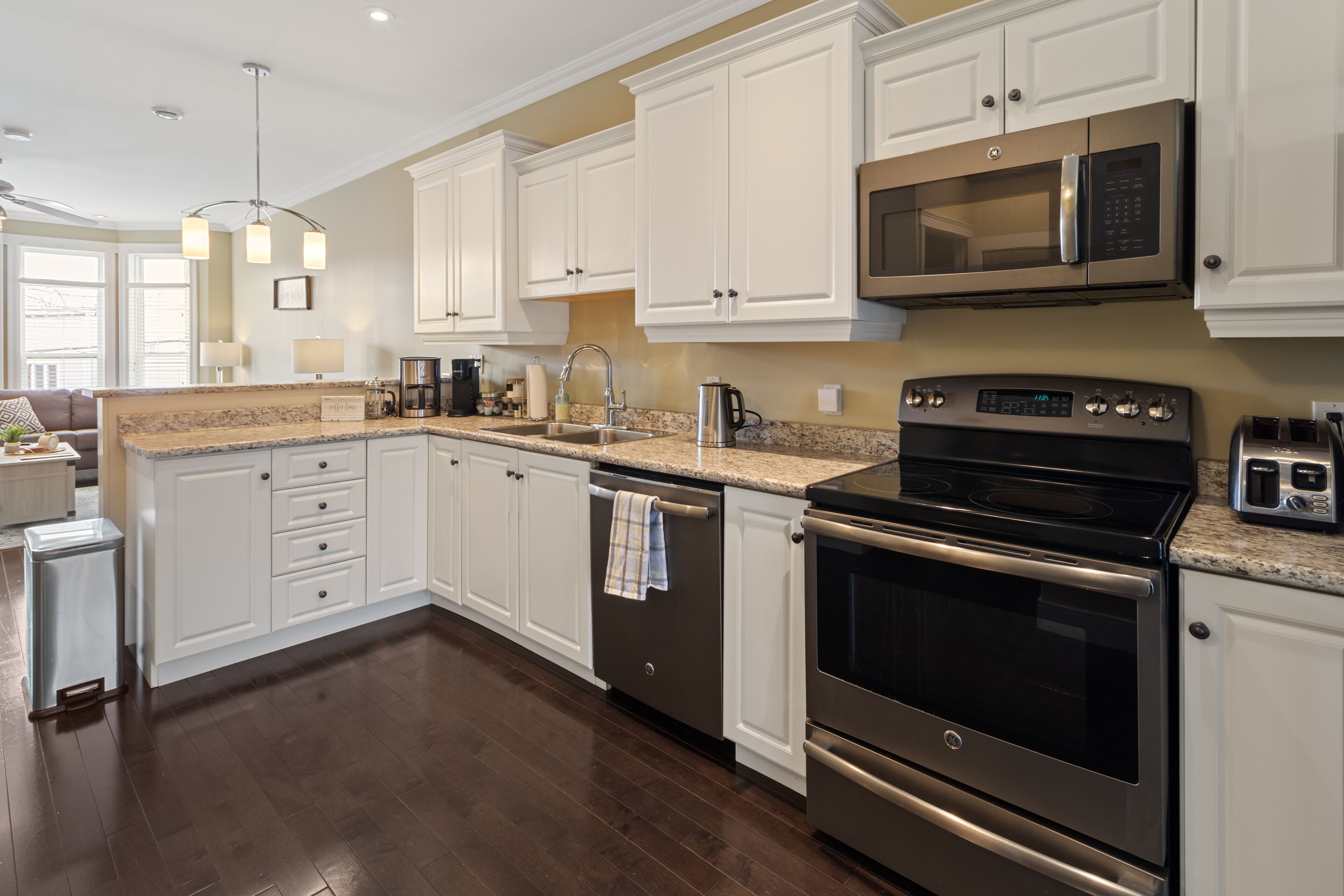 Classy Modern Home-Downtown St Johns with Garage