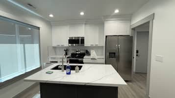 Refrigerador, microondas, horno, placa de cocina