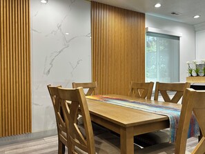 Dining - Spacious 3 Bedrooms with 2 King Beds and 2 Bathrooms (Murray)