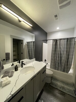 Combined shower/tub, towels, soap, shampoo