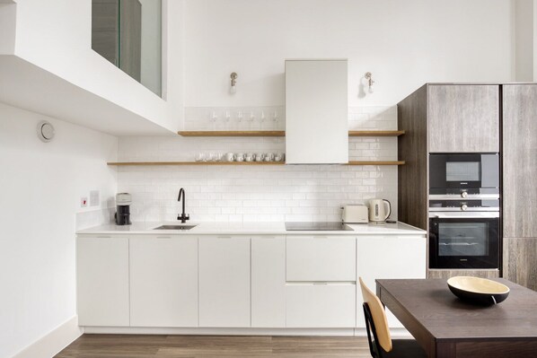 Kühlschrank, Mikrowelle, Ofen, Herdplatte