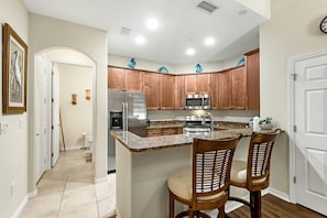 Condo, Plusieurs lits, baignoire à remous | Cuisine privée | Réfrigérateur, four à micro-ondes, un four, surface de cuisson
