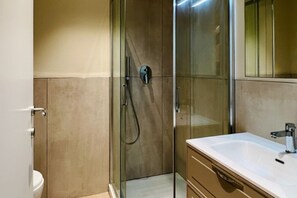 Bruser, hårtørrer, bidet, håndklæder