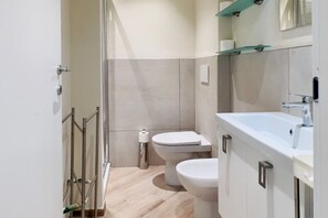 Douche, sèche-cheveux, bidet, serviettes fournies