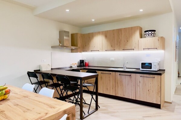 Réfrigérateur, four à micro-ondes, un four, surface de cuisson