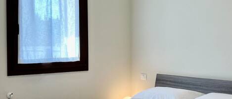 2 habitaciones, tabla de planchar con plancha, wifi y ropa de cama