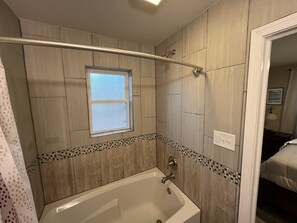 Ducha y bañera combinadas, secador de pelo, toallas y papel higiénico