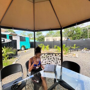Outdoor dining - BusHotel in Puerto Viejo with private Hot Tub (Puerto Viejo de Talamanca)