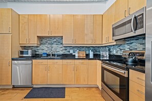 冰箱、微波炉、烤箱、炉灶