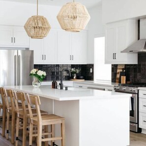 ثلاجة، ميكروويف، فرن، موقد طهي مسطح