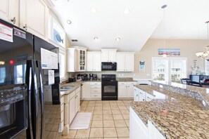 Full-sized fridge, microwave, oven, stovetop