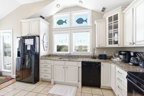 Full-sized fridge, microwave, oven, stovetop