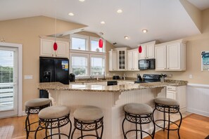 Refrigerador con congelador, microondas, horno y parrilla de estufa 