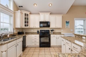 大冰箱、微波炉、烤箱、炉灶