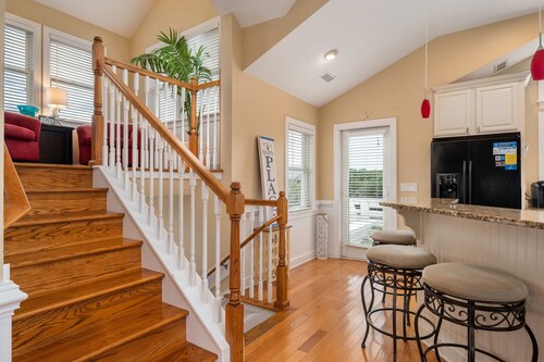 Hendrix Hideaway: Oceanside, private pool, hot tub, elevator, dog friendly!