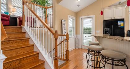 Hendrix Hideaway: Oceanside, private pool, hot tub, elevator, dog friendly!