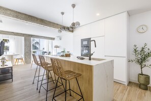 Fridge, microwave, dishwasher, coffee/tea maker