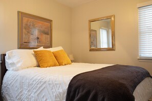 3 chambres, bureau, fer et planche à repasser, lit parapluie