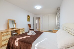 5 bedrooms, iron/ironing board, free WiFi, bed sheets
