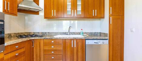 冷蔵庫、電子レンジ、オーブン、食器洗い機