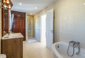 Hair dryer, towels - Inftour La Fustera Villa (Benissa)