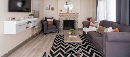 Smart TV. Lovely home w pool