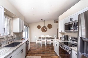 Frigorifero, microonde, forno, piano cottura