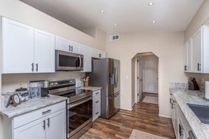 Frigorifero, microonde, forno, piano cottura