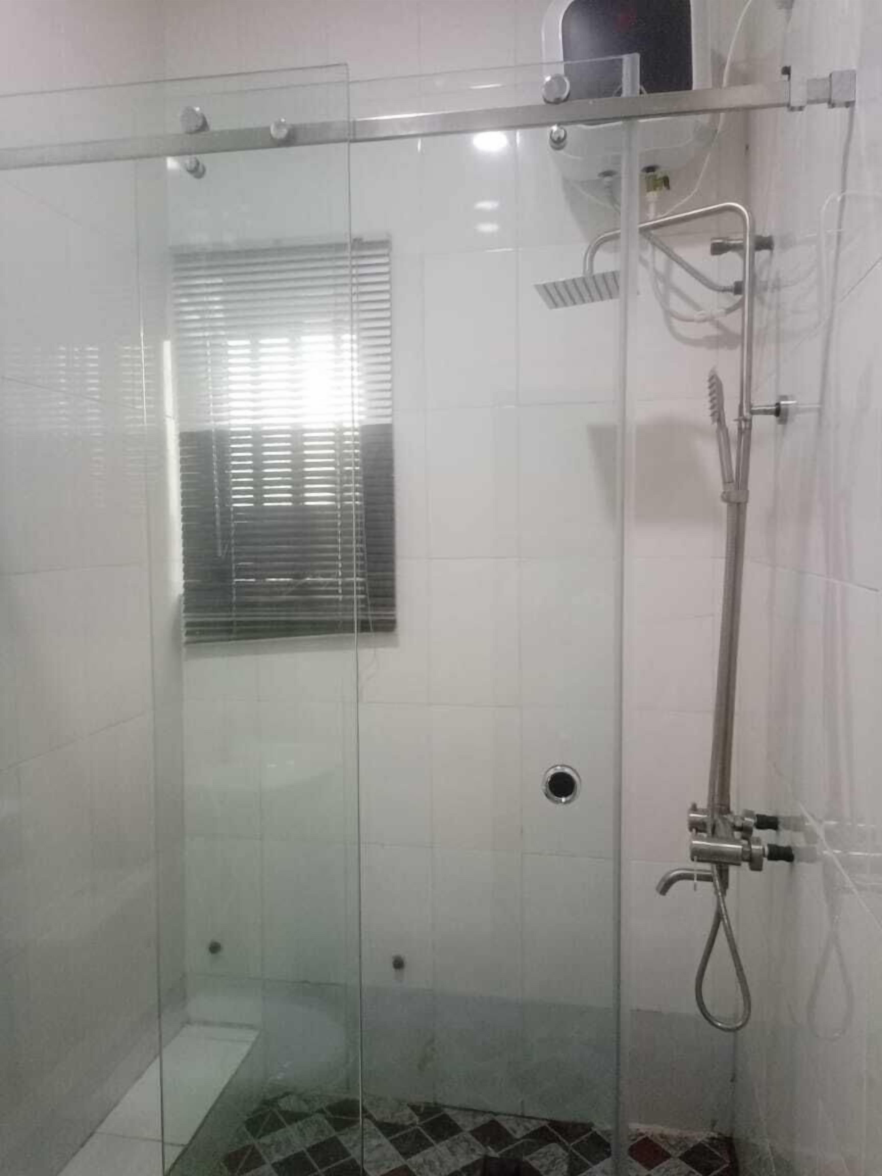 Douche, sèche-cheveux, serviettes fournies