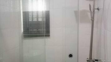 Douche, sĂšche-cheveux, serviettes fournies
