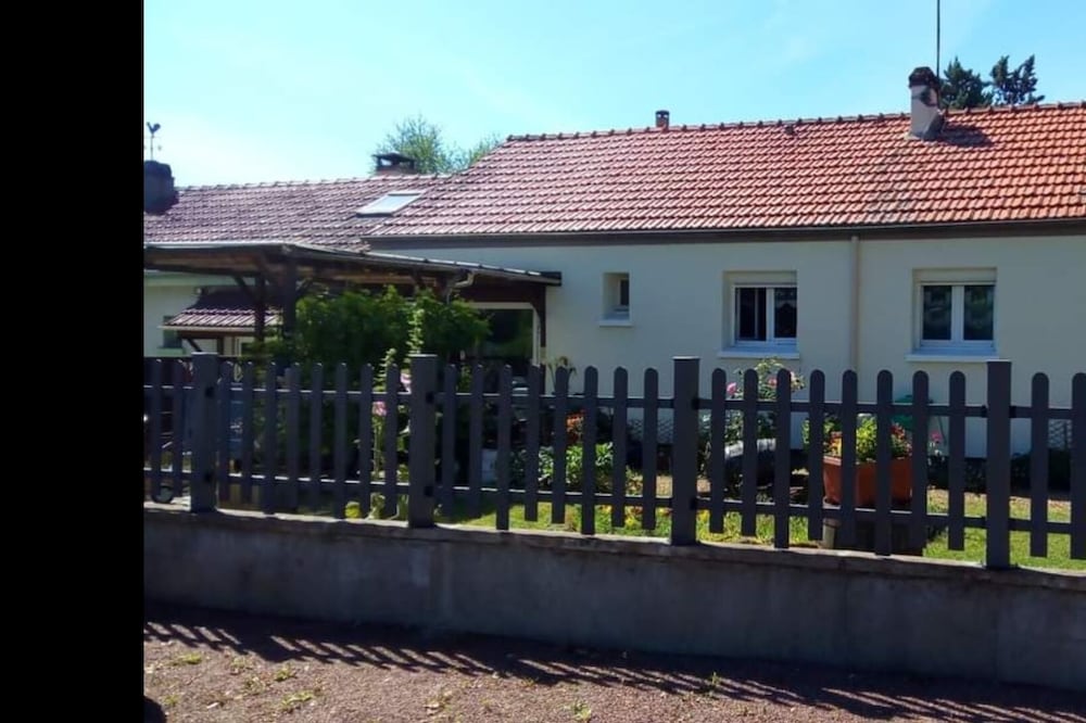 Paul's little house. Quiet area, close to amenities. 1h30 from Paris.