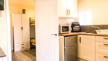 Réfrigérateur, micro-ondes, four, grille-pain