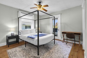 4 chambres, bureau, fer et planche à repasser, lit parapluie