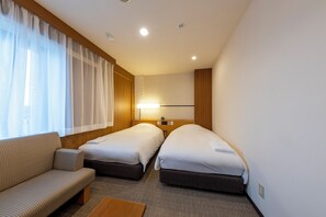 Habitación con 2 camas individuales, para no fumadores | Edredón, escritorio, wifi gratis y ropa de cama