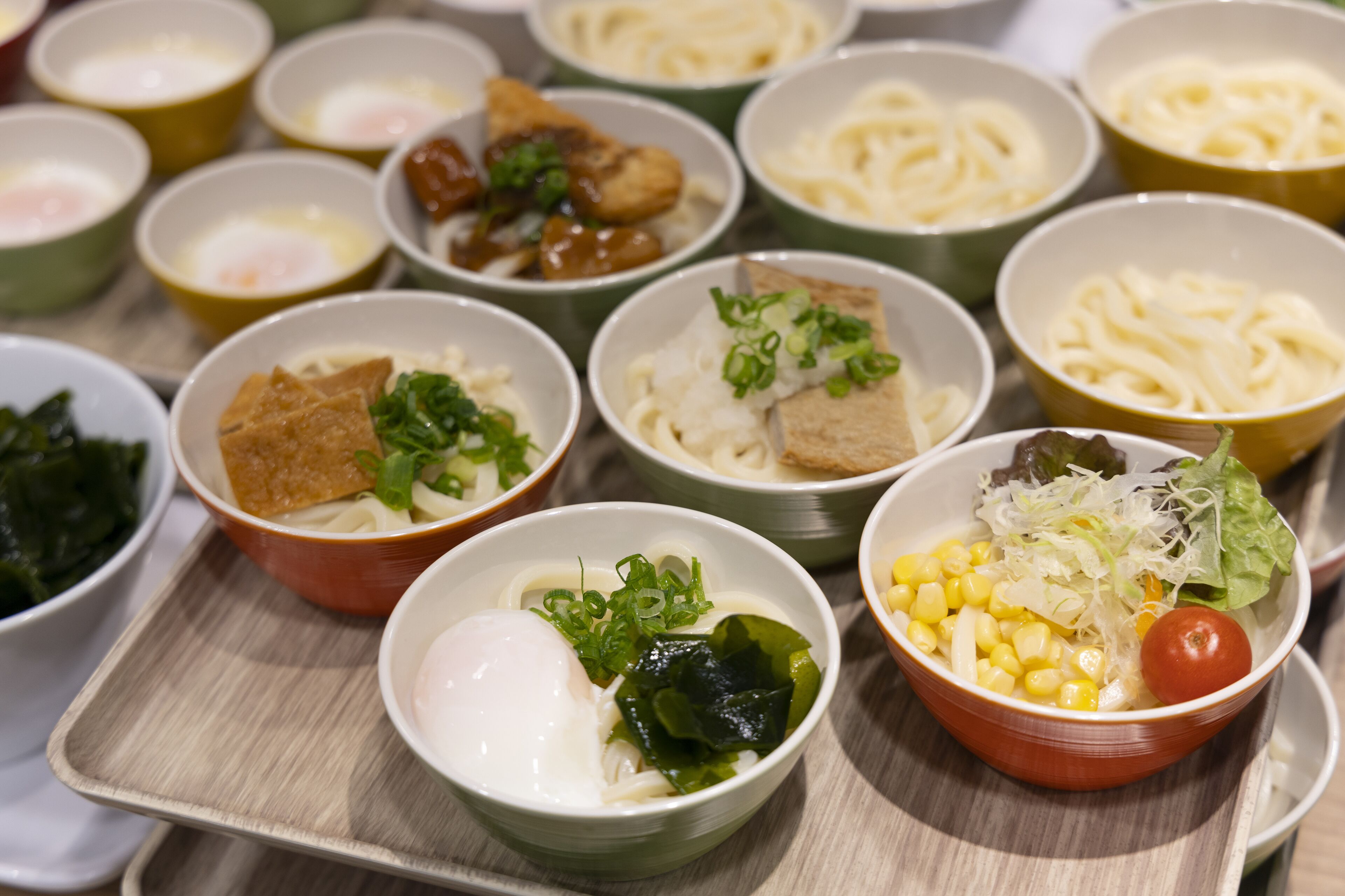 Variedad de recipientes con distintos tipos de comida, probablemente una comida o un buffet.