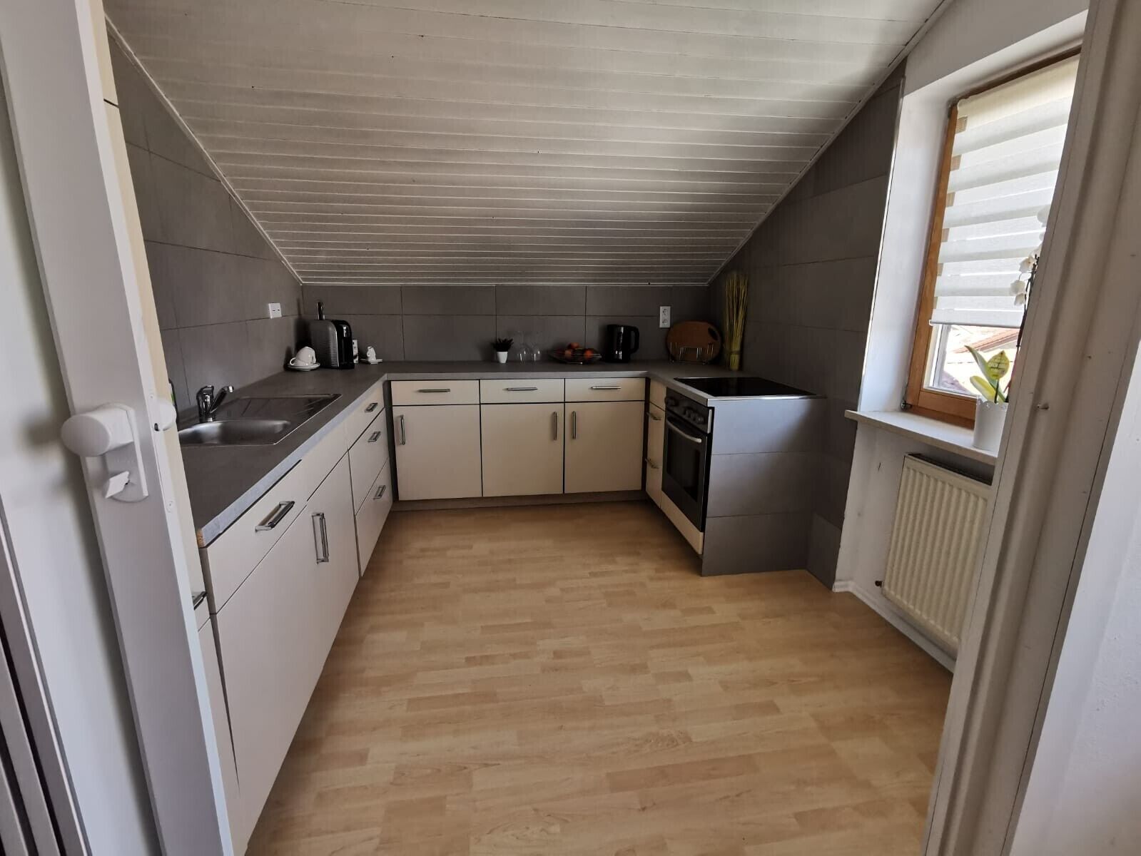 Coffee/tea maker, fridge, oven, stovetop