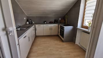 Coffee/tea maker, fridge, oven, stovetop
