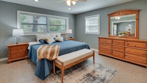 A bedroom with a bed, nightstands, a bench, a dresser, and a ceiling fan. - Spacious Arcadia Escape Near Public Boat Ramp (Arcadia)