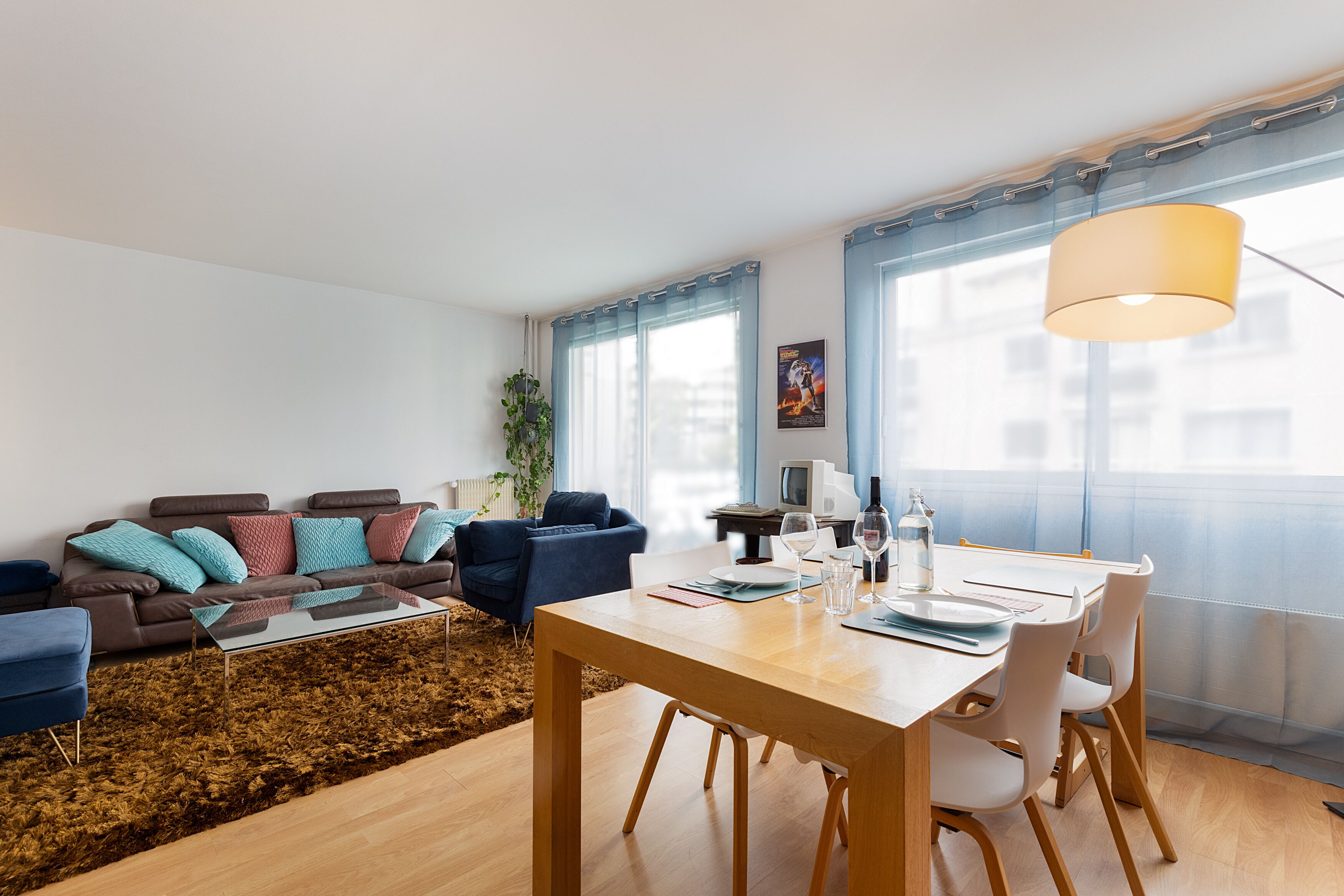 Una sala de estar moderna con sofá, mesa de centro y mesa de comedor.