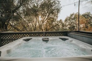Outdoor spa tub - NEW Modern Cabin w/ Hot Tub by Yosemite/Bass Lake (Oakhurst)