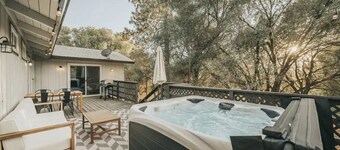 NEW Modern Cabin w/ Hot Tub by Yosemite/Bass Lake