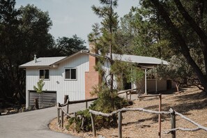 Exterior - NEW Modern Cabin w/ Hot Tub by Yosemite/Bass Lake (Oakhurst)
