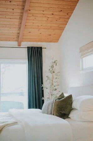 3 bedrooms, desk, iron/ironing board, free WiFi