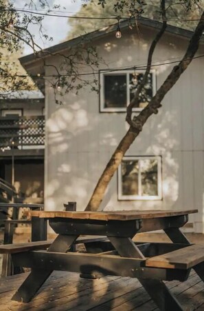 Outdoor dining - NEW Modern Cabin w/ Hot Tub by Yosemite/Bass Lake (Oakhurst)