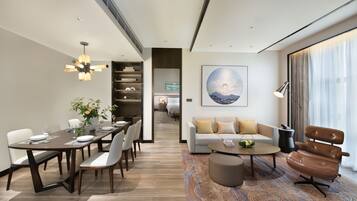 Superior Suite, 2 Double Beds | Dining room